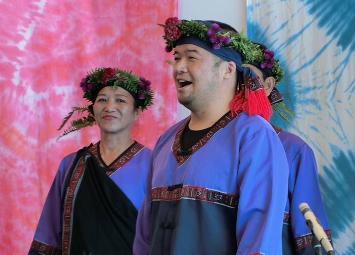 2.大滿舞團團員穿著大舞攏族傳統服飾演唱「小林之歌」，充滿思念家鄉與親人的一首創作曲，表達出小林村民當時的心境