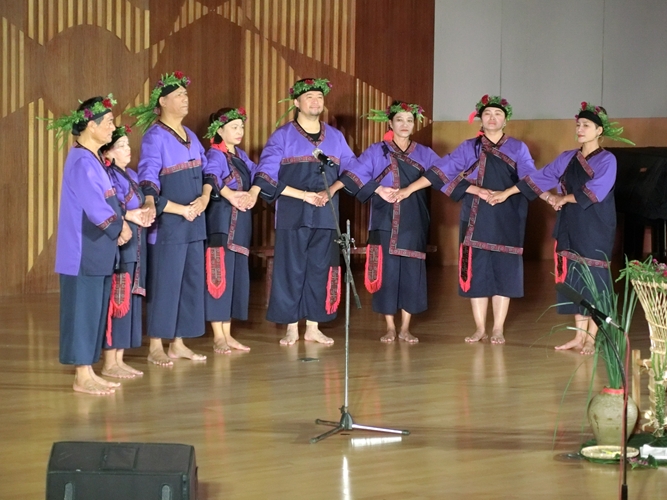 3大滿舞團團員穿著大舞攏族傳統服飾演唱「小林之歌」，充滿思念家鄉與親人的一首創作曲，表達出小林村民當時的心境