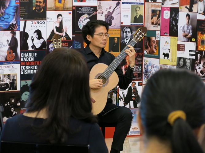 蔡世鴻老師彈奏吉他